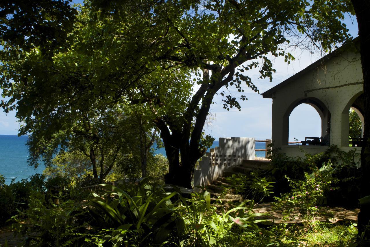 Njaya Lodge Nkhata Bay エクステリア 写真